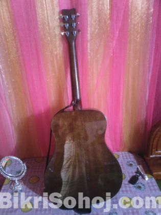 YAMAHA F600 Guiter